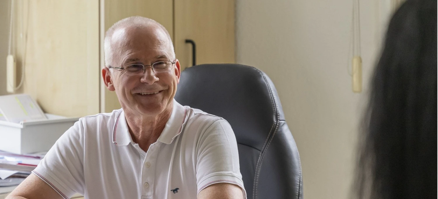 Dr. Rainer Fahr im Patientengespräch